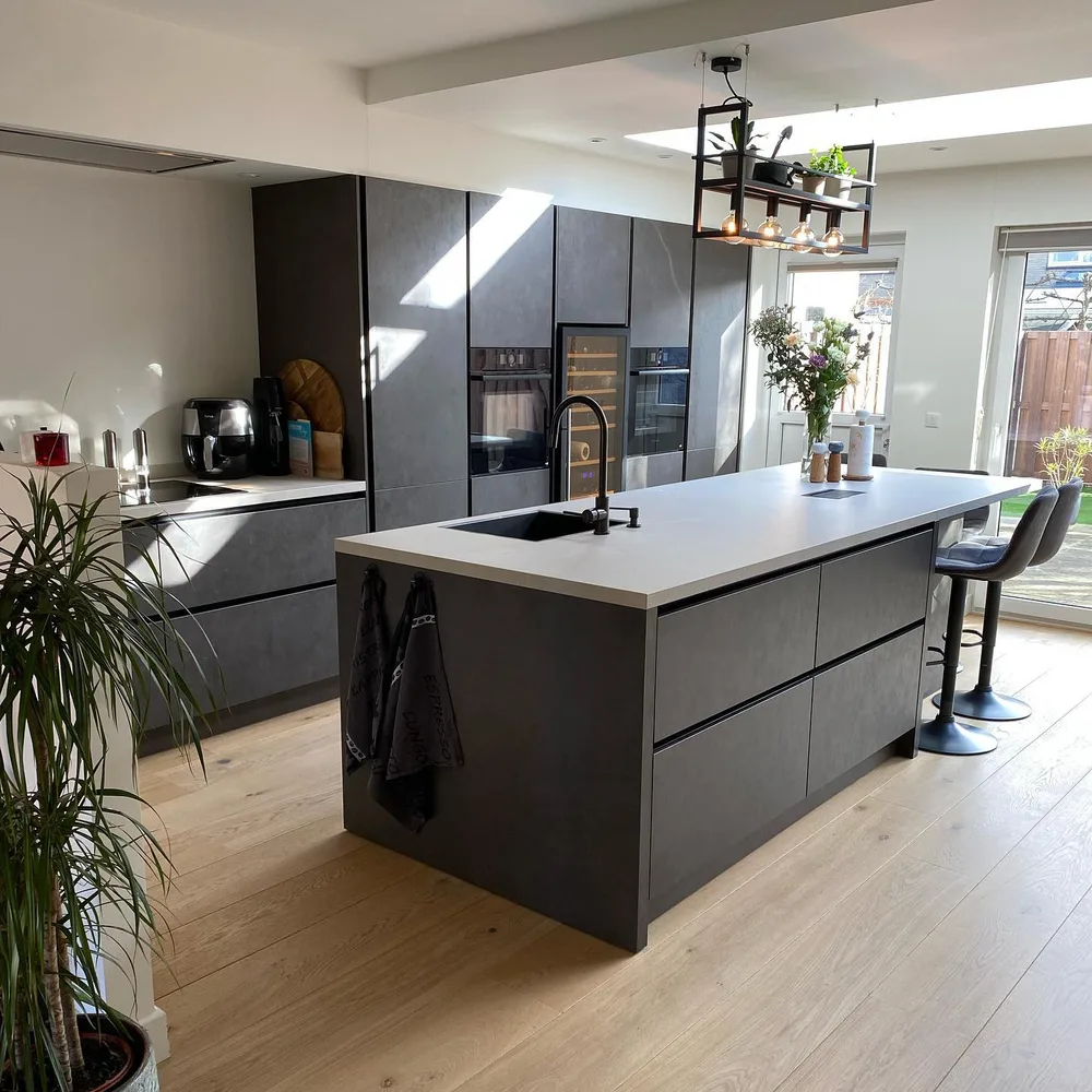 Opgeleverde keuken in Amstelveen met kookeiland en kastenwand