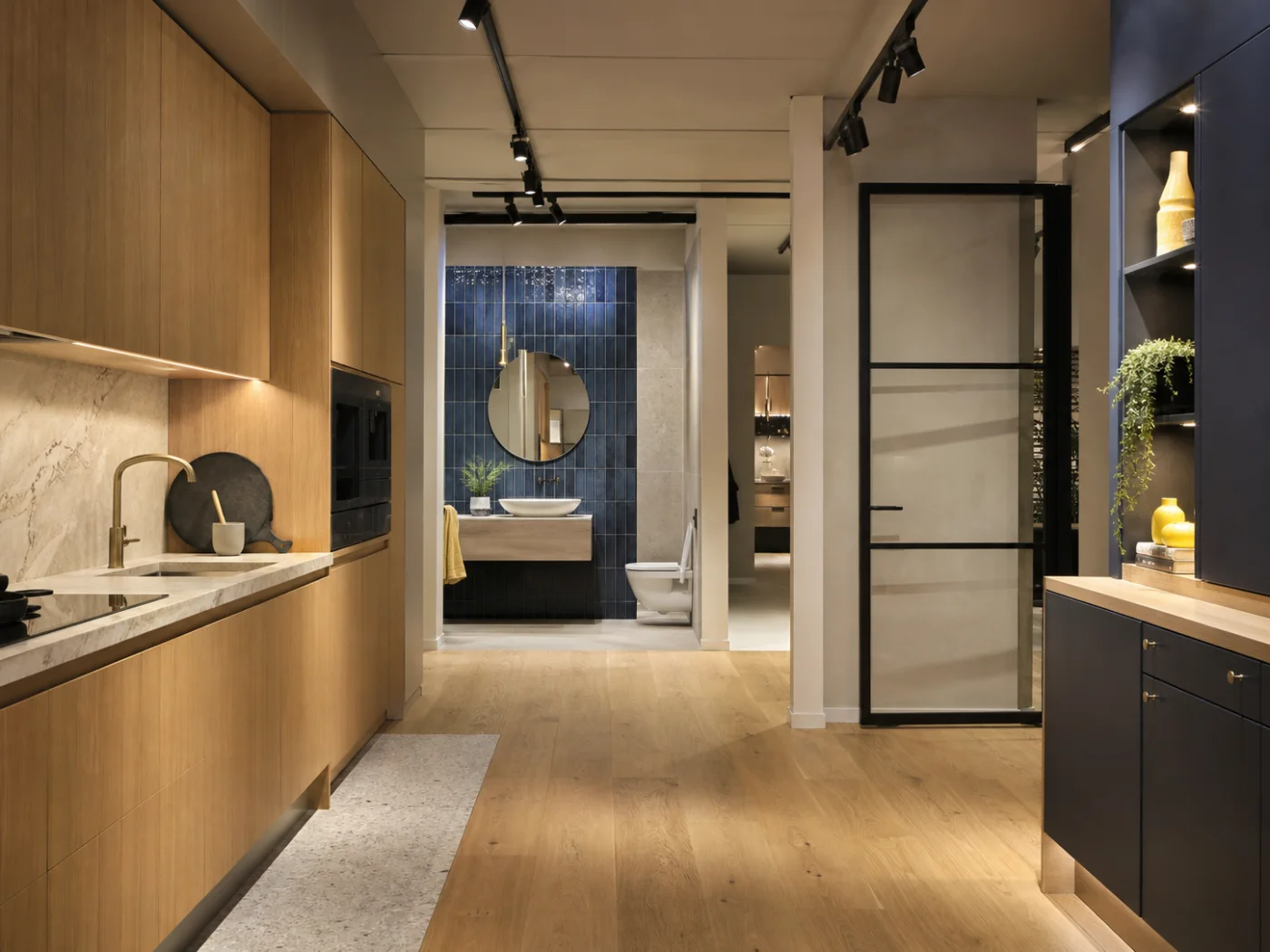 Sfeerbeeld van keuken-, badkamer- en deurpresentaties in een showroomroute