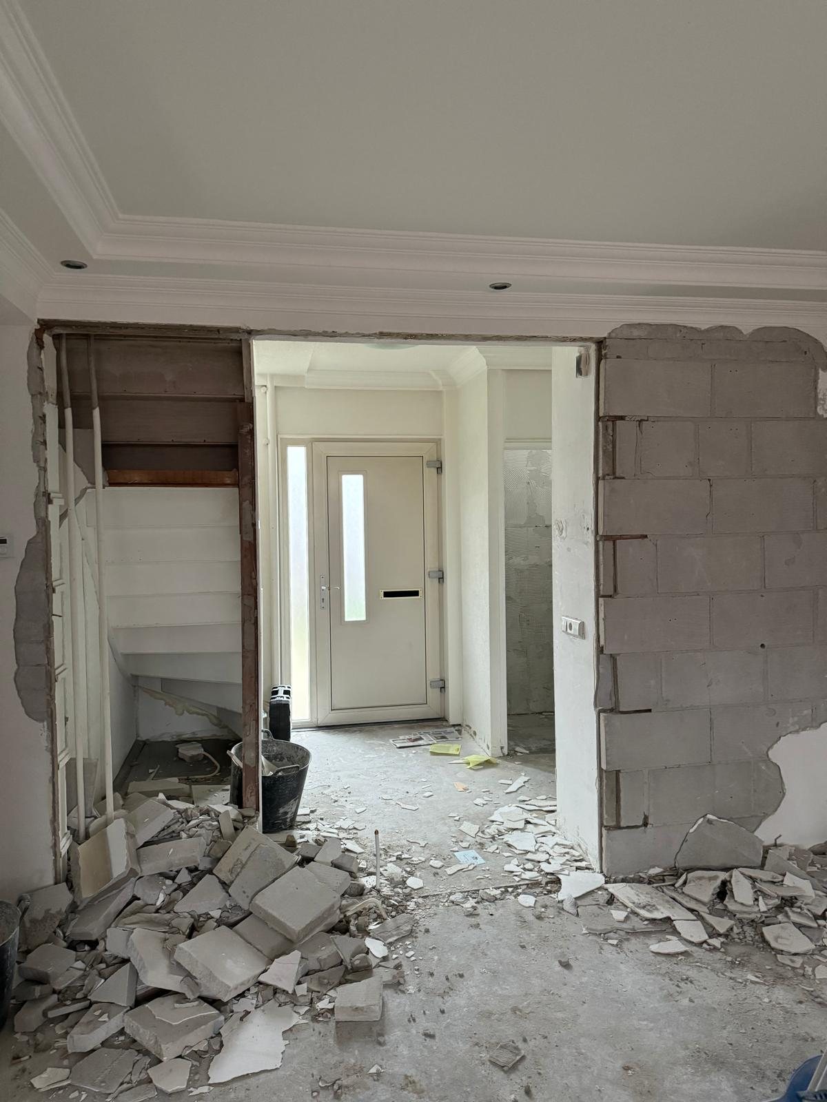 Sloop in Barneveld: puin op de vloer en een doorgebroken wand