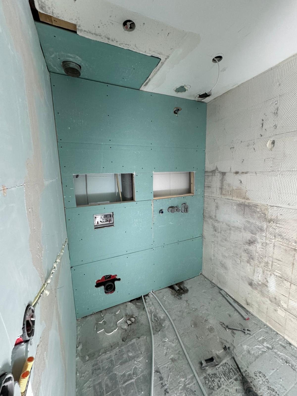 Badkamer in aanbouw met nissen en leidingen
