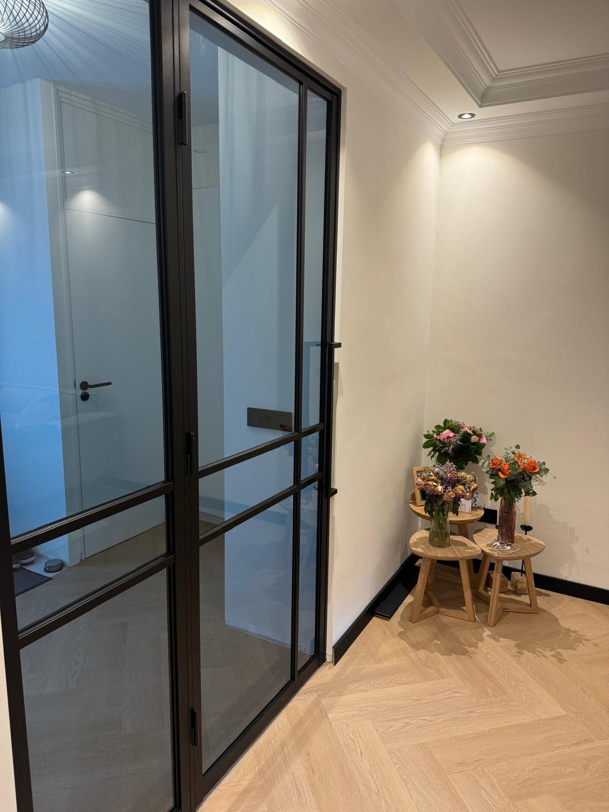 Stalen deur met glas tussen gang en woonkamer