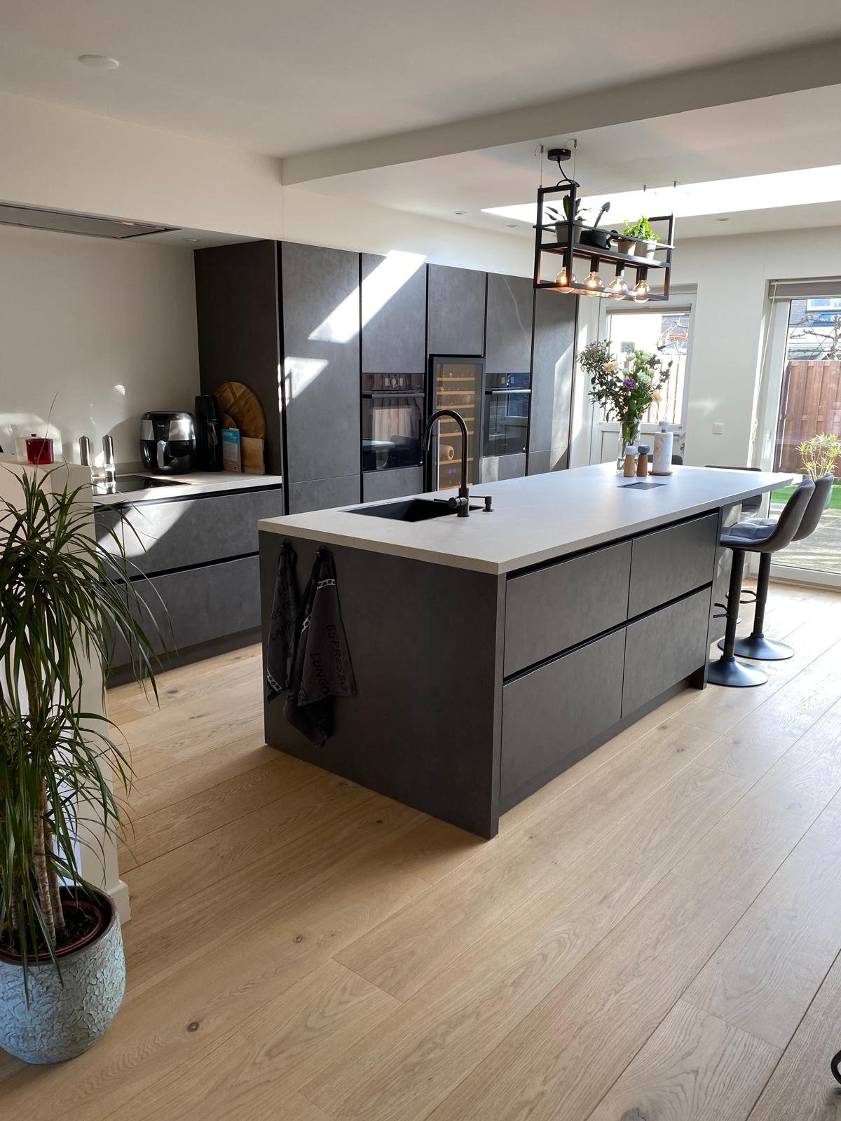 Keuken met groot kookeiland in de uitbouw
