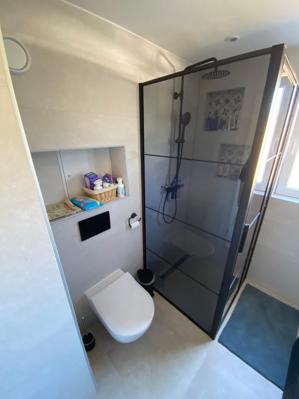 Nieuwe badkamer met inloopdouche