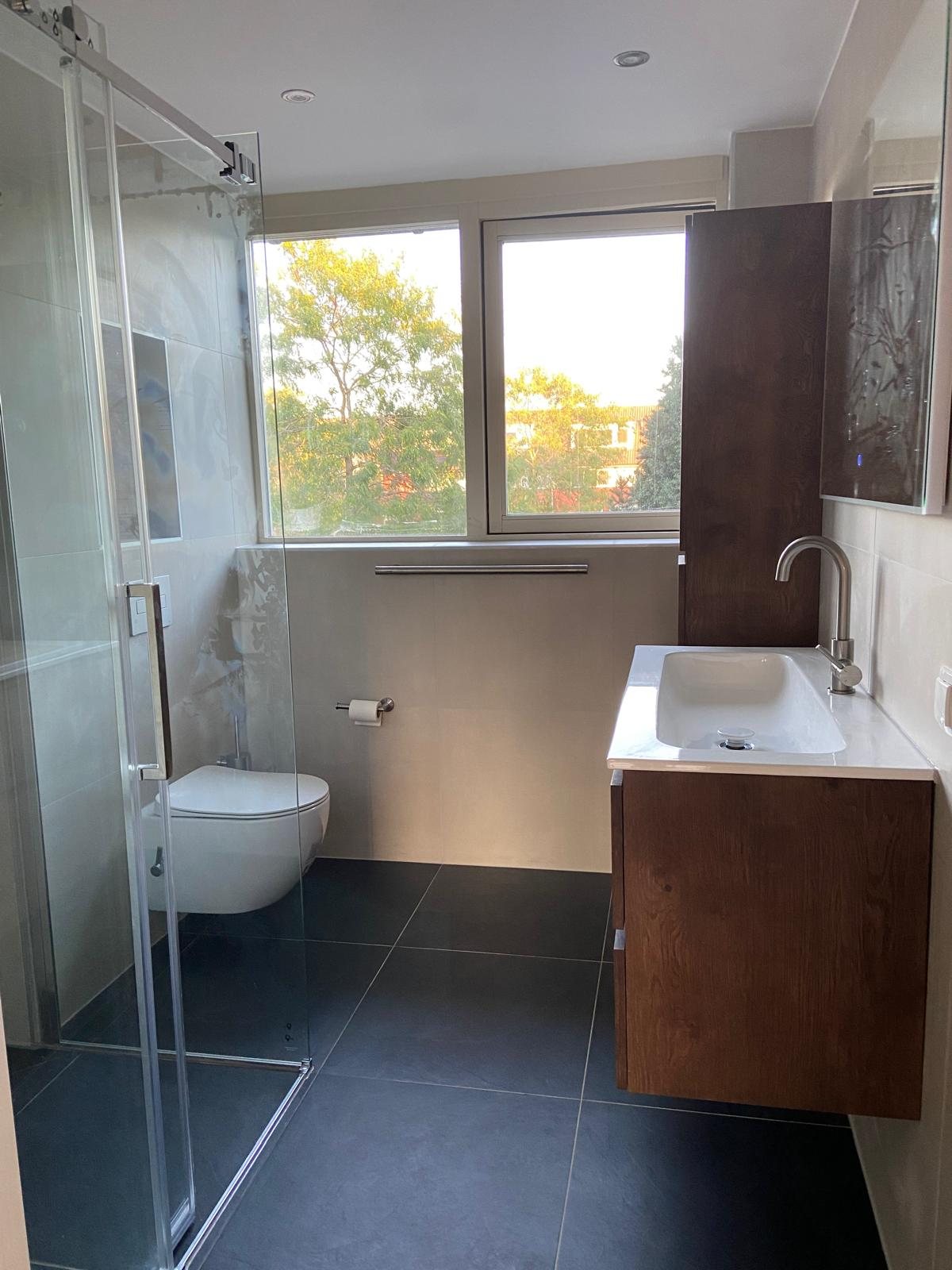 Badkamer vóór en na: van bad naar inloopdouche