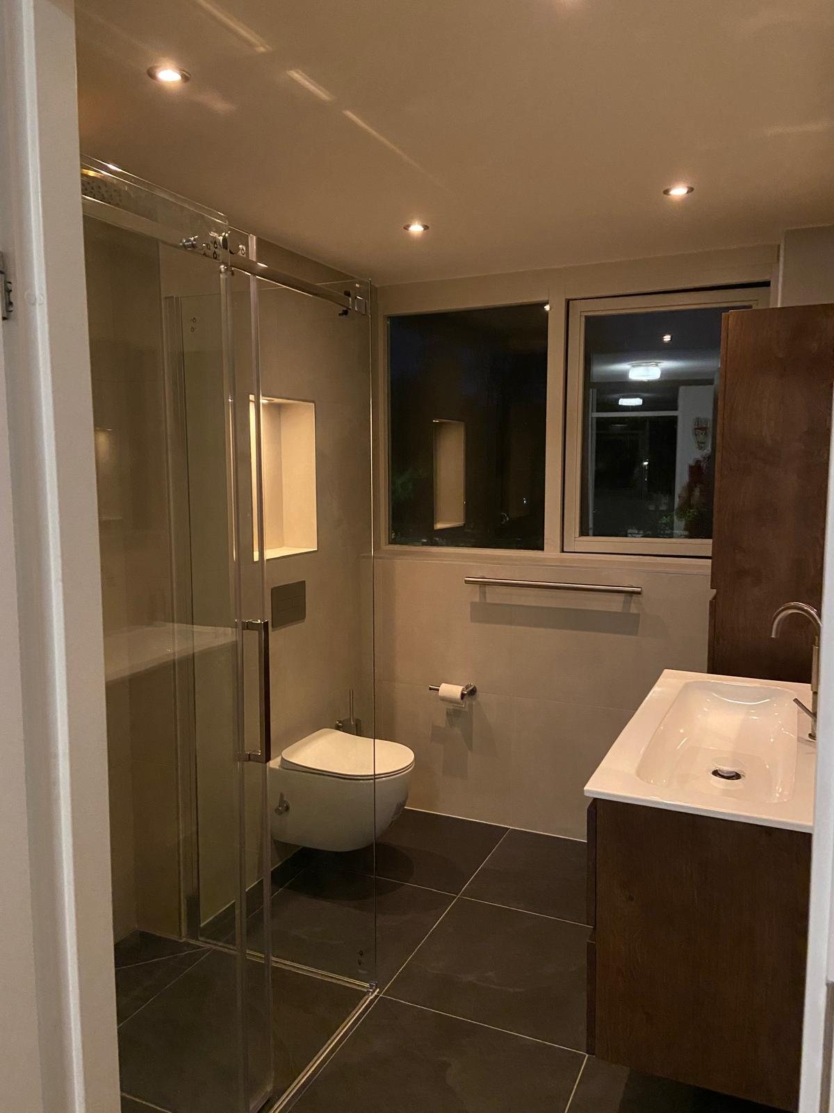 Na: overzicht van de nieuwe badkamer