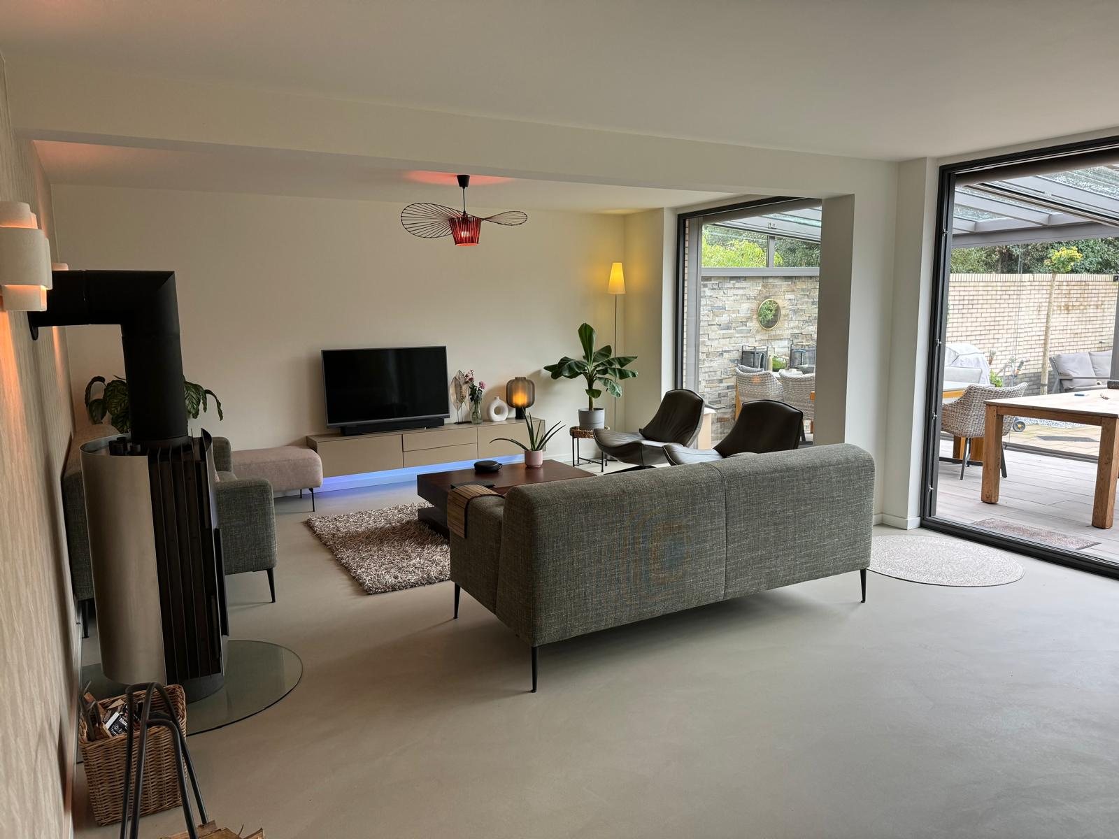 Lichte woonkamer met naadloze vloer
