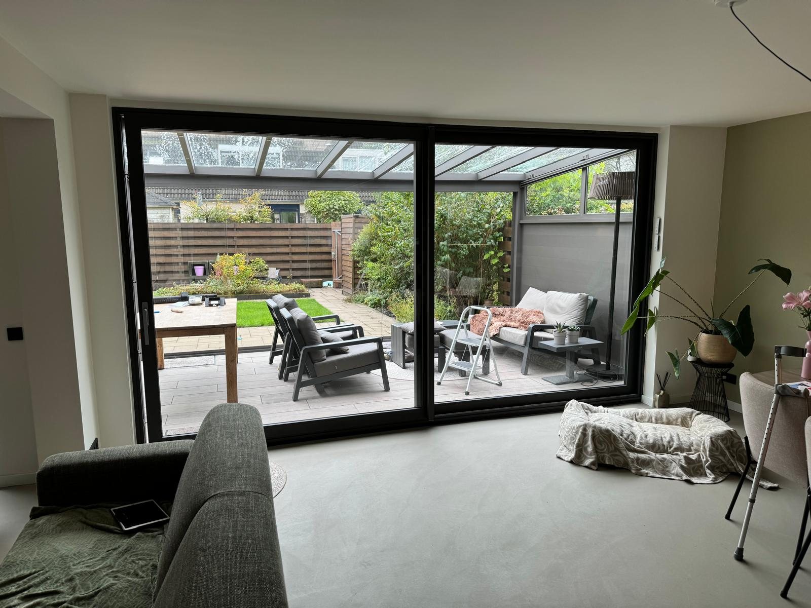 Woonkamer met nieuwe achterpui naar de tuin