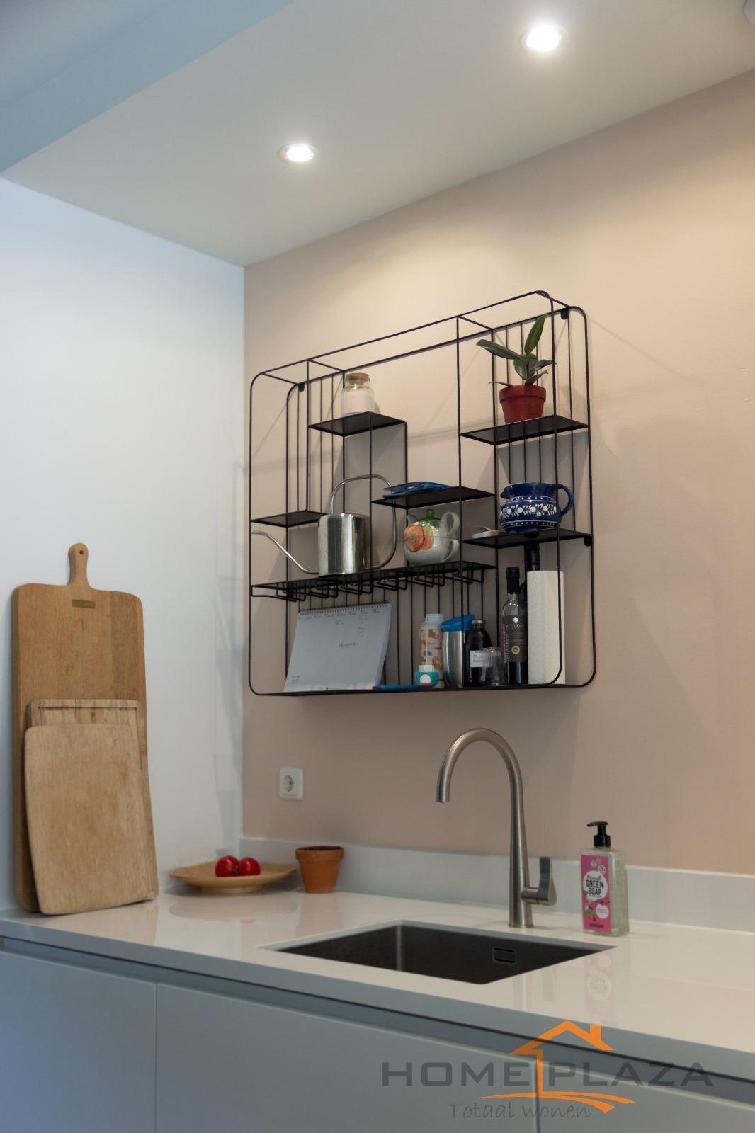Lichte keuken met open rek