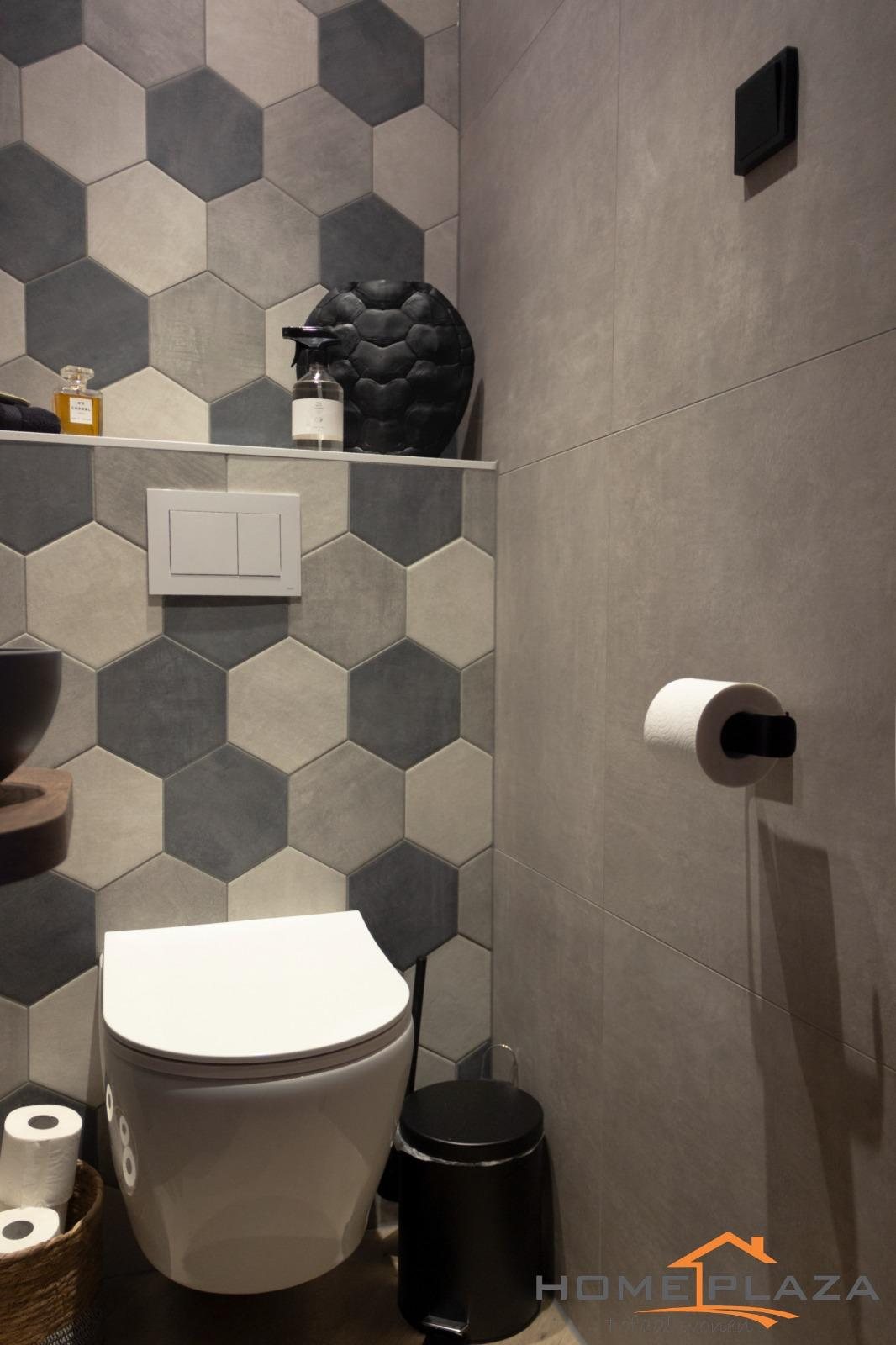Toilet met zeshoekige tegels