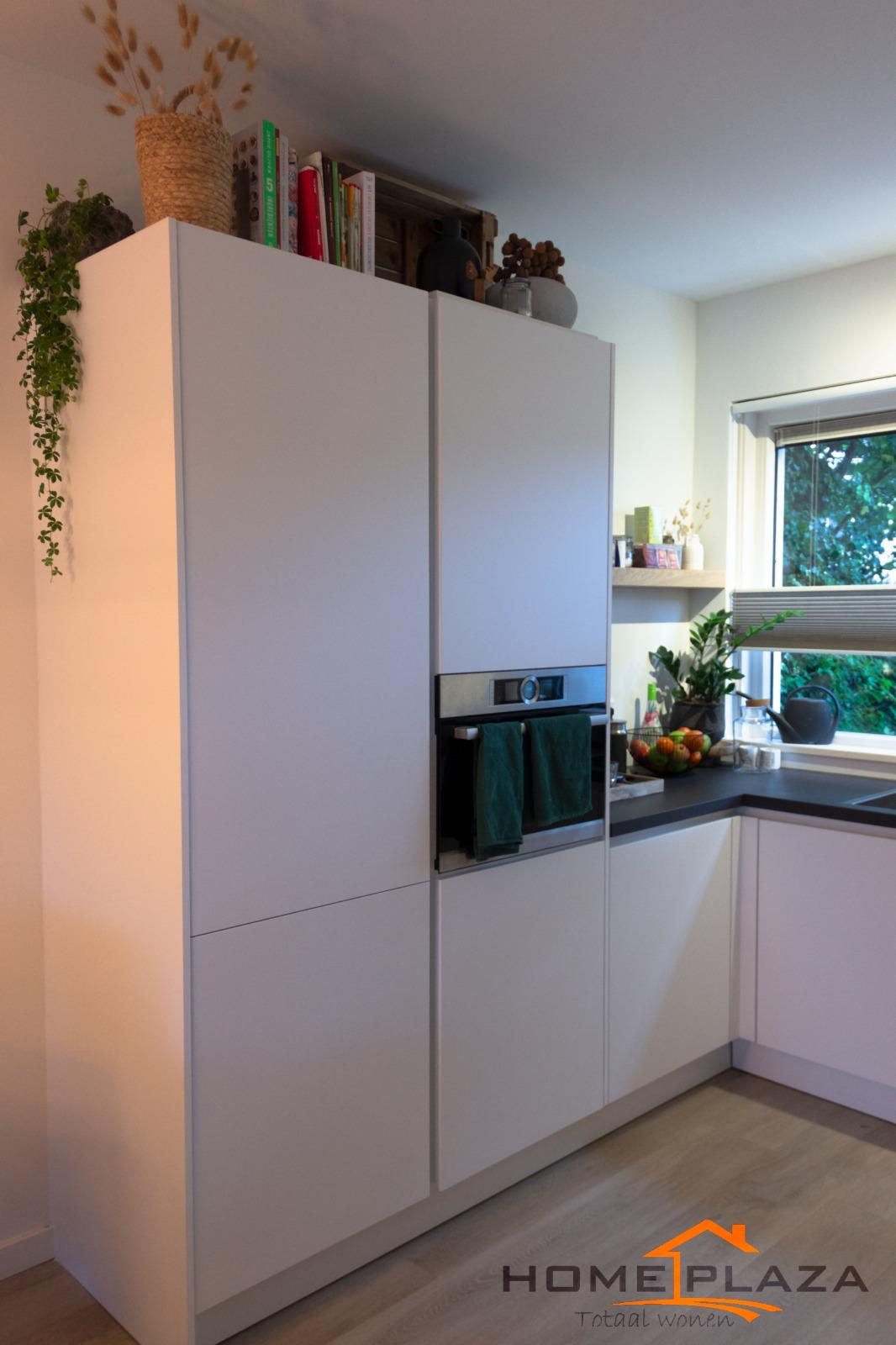 Keuken met hoge witte kasten
