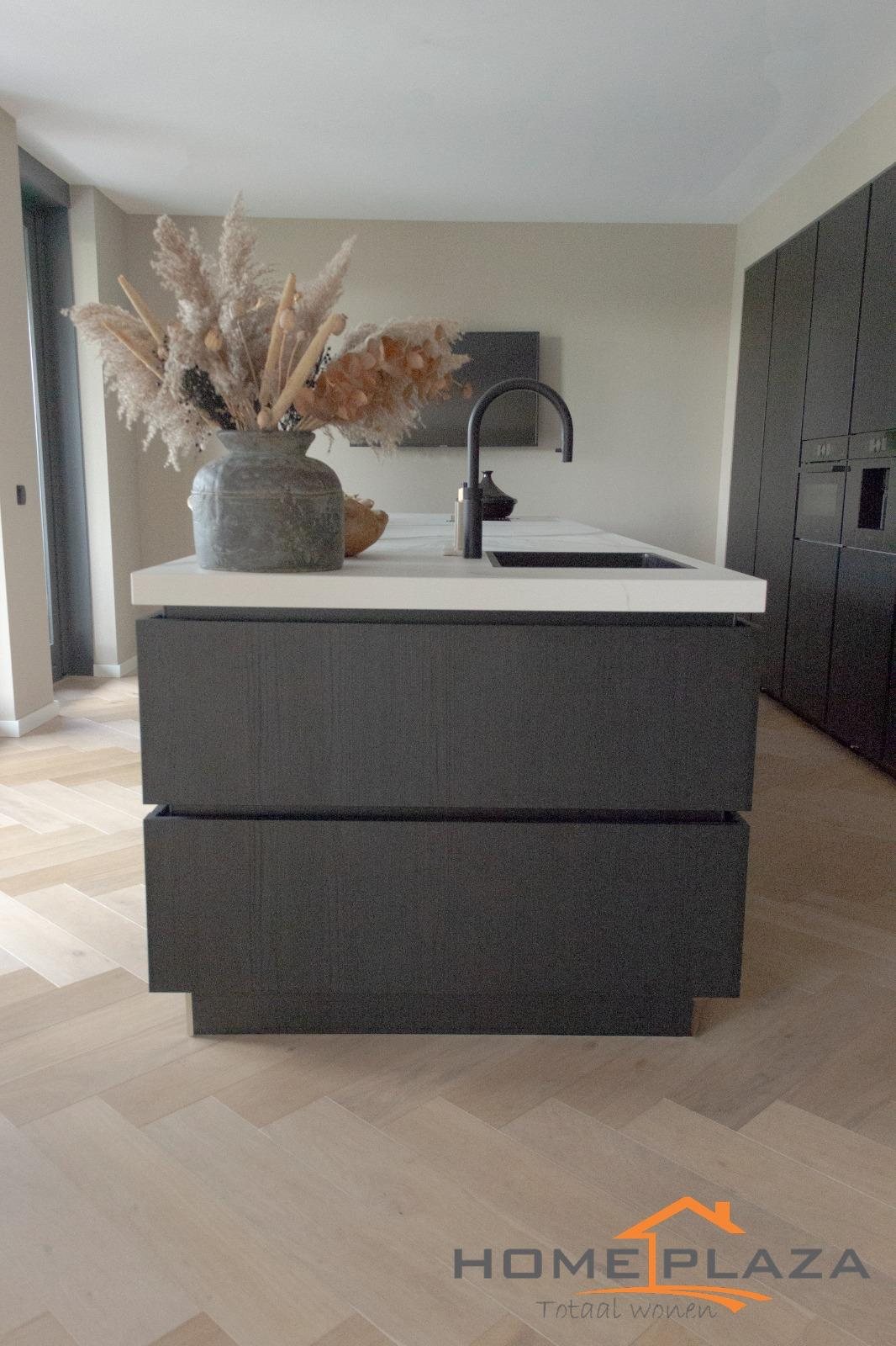 Keuken in donker hout