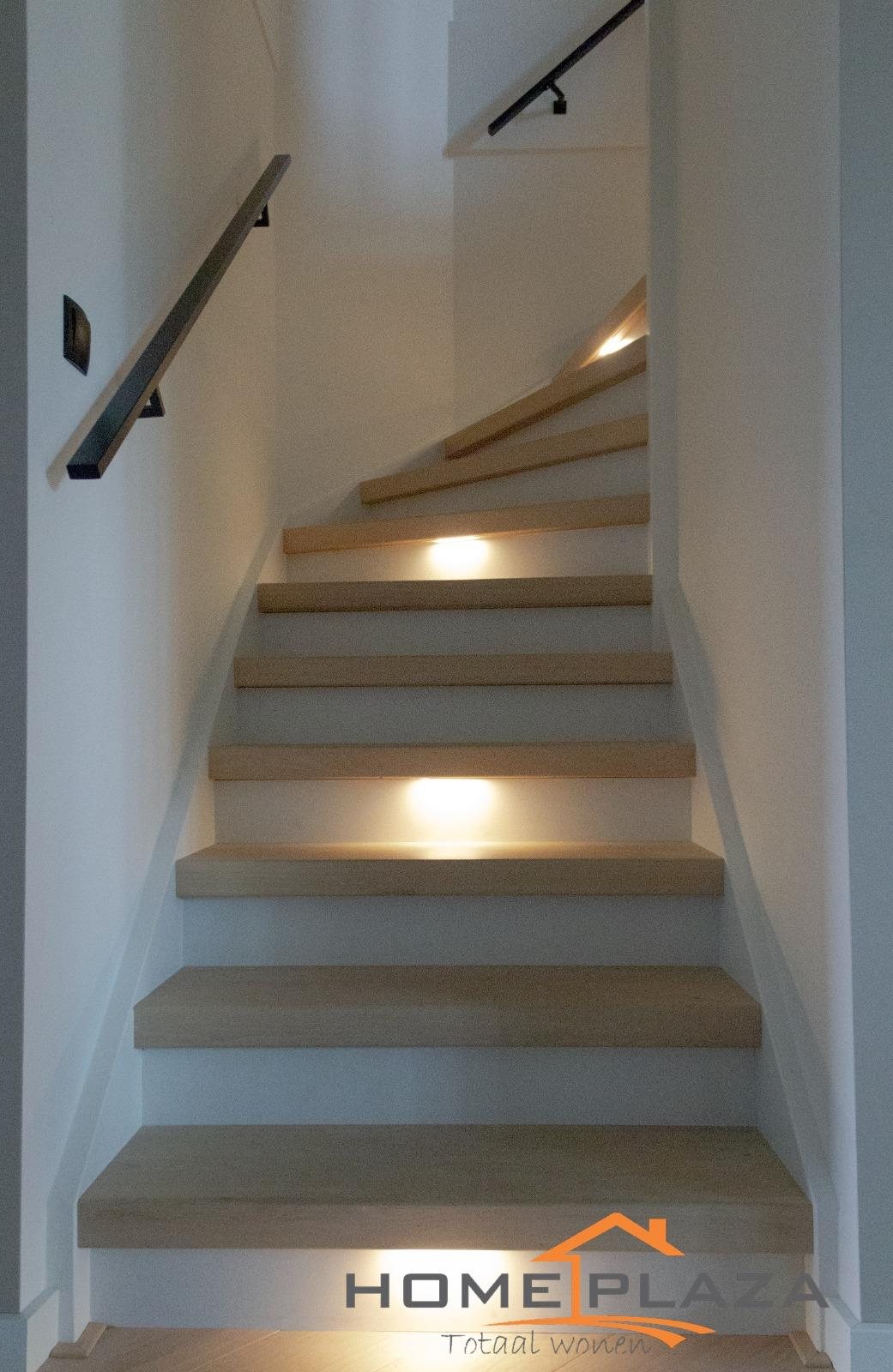 Trap met verlichting in de treden
